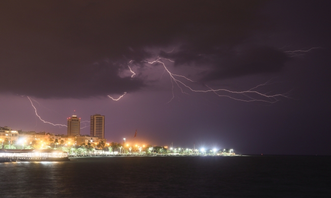 Hatay'da sağanakla birlikte oluşan şimşekler şehri aydınlattı. Fotoğraf: AA