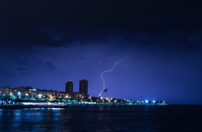 Hatay'da şimşekli gece. Fotoğraf: AA