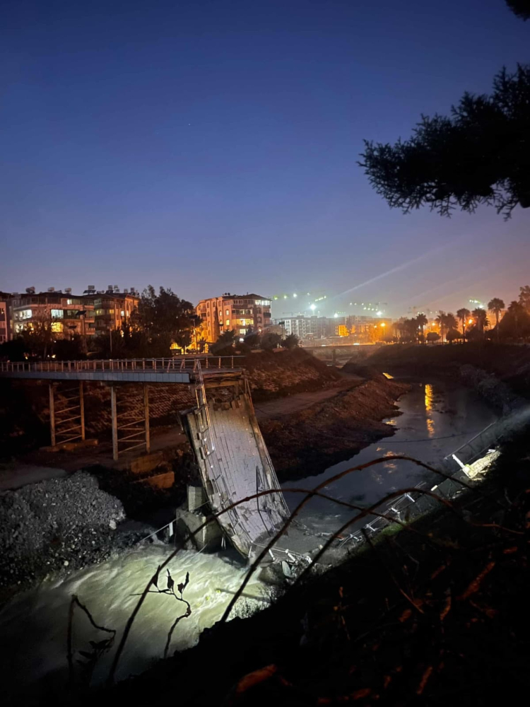 Hatay'da yaya köprüsü yıkıldı