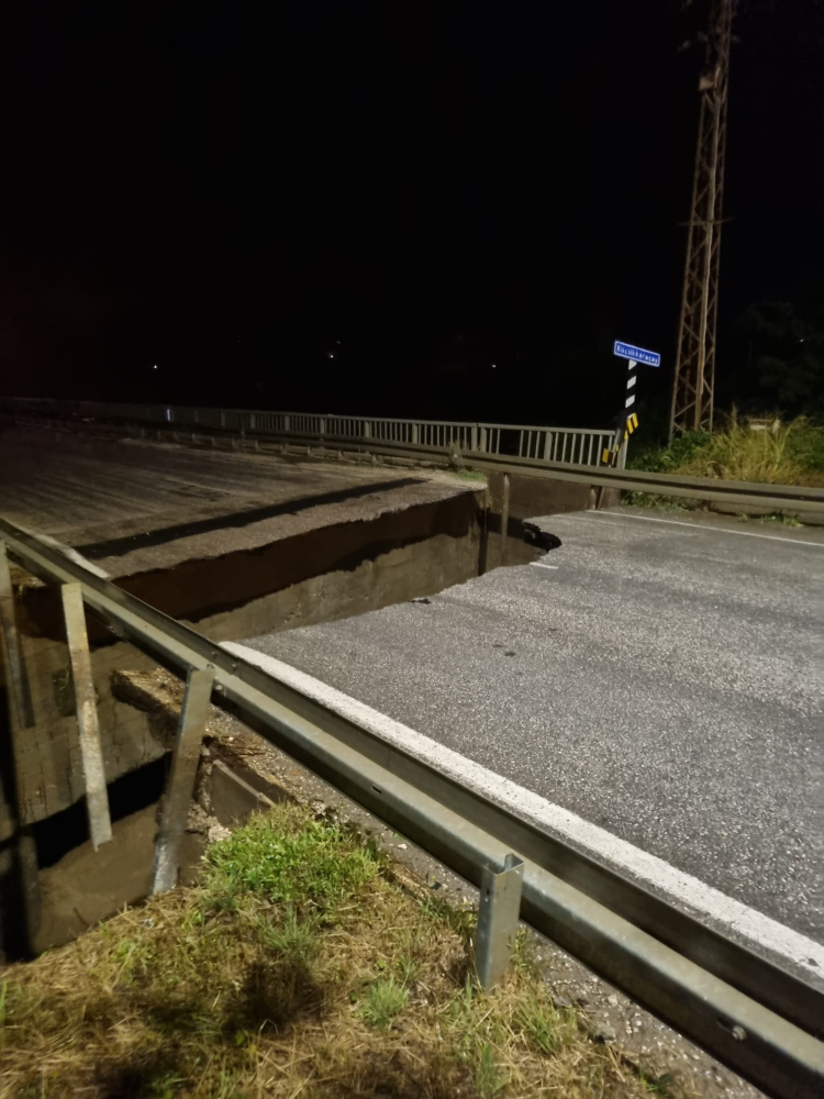 Hatay'da sağanak sele dönüştü: Köprü çöktü, göçük meydana geldi