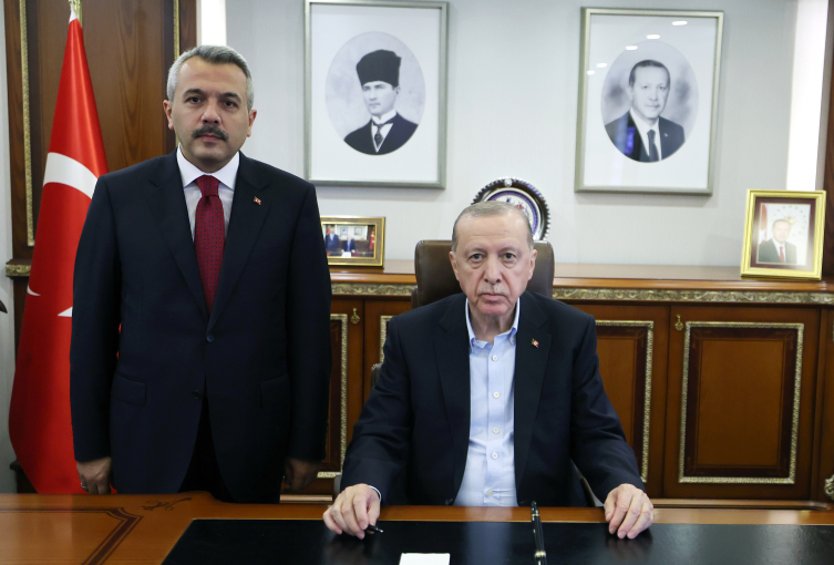 Cumhurbaşkanı Erdoğan, cuma namazını Merkez Sahil Camisi'nde kıldı