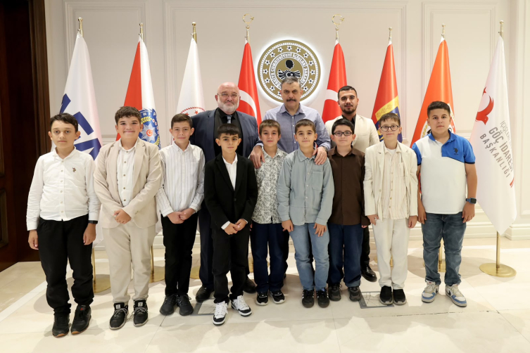 İçişleri Bakanı Çiftçi, kendisine çağrıda bulunan gençleri ağırladı