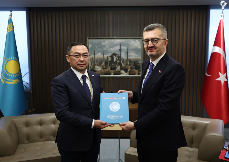 İletişim Başkanı Duran, Kazakistan Kültür ve Enformasyon Bakanı Kırıkbayev ile görüştü