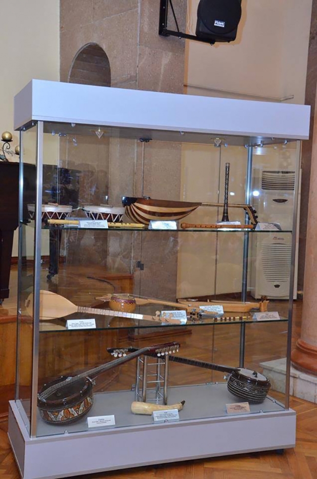 Türkiye'den Azerbaycan'a Türk müzik aletleri hediye edildi