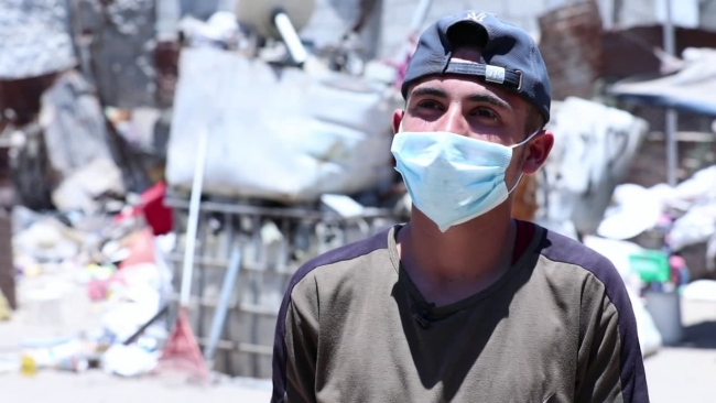 Said Hıdeyr, plastik toplayarak günde 10-15 şekel kazanıyor. Fotoğraf: TRT Arabi