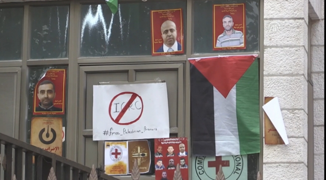 Filistinliler Kızılhaç'ı protesto etti