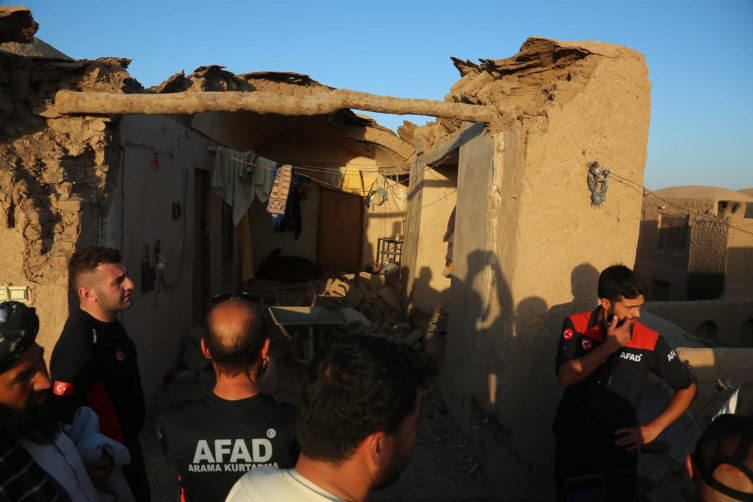 AFAD ekipleri yıkılan alanlarda çalışmalar yaptı. Fotoğraf: AFAD
