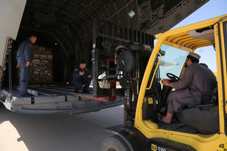 Türkiye'den gönderilen yardım malzemeleri afetzedelere ulaştırılıyor. Fotoğraf: AFAD