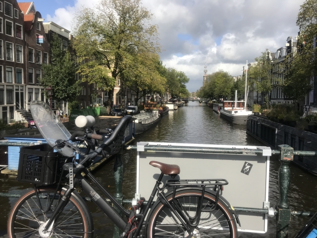 Amsterdam kanalları üzerinde yaşam
