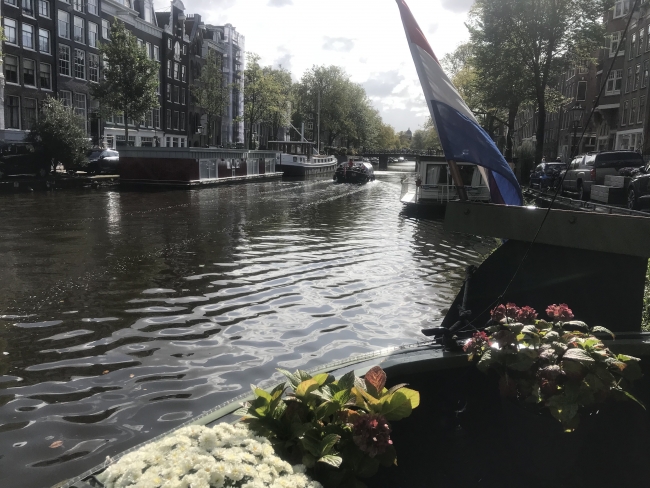 Amsterdam kanalları üzerinde yaşam