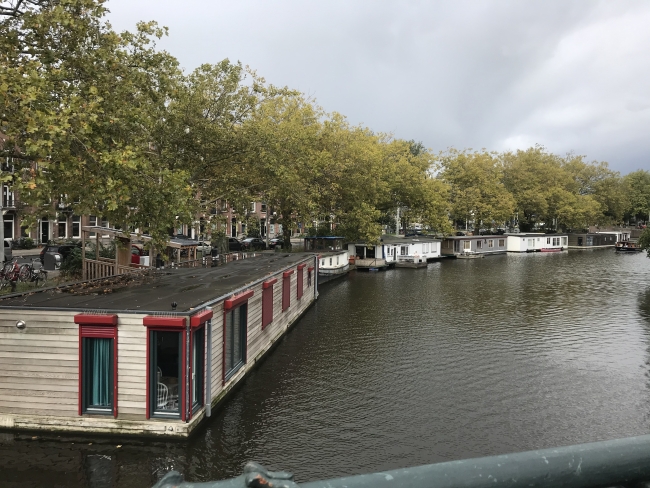 Amsterdam kanalları üzerinde yaşam