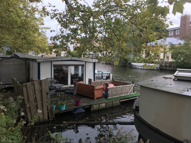 Amsterdam kanalları üzerinde yaşam