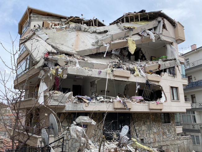 Ankara'da temeli kayan bina yıkılıyor