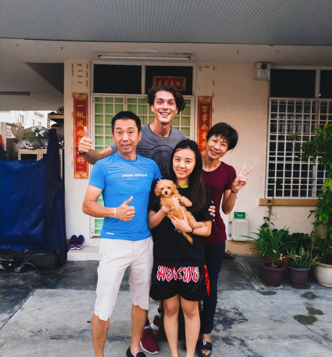 İşinden istifa etti, şimdi bileklik satarak dünyayı geziyor