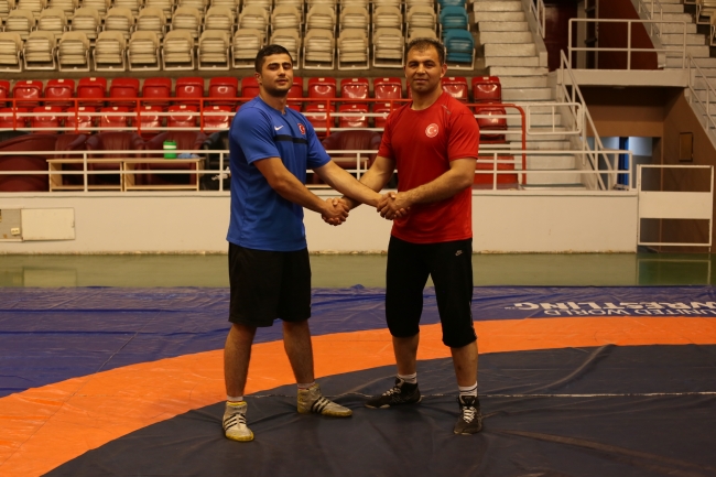 Sırtı minder görmeyen şampiyon güreşçi İlhan Çıtak