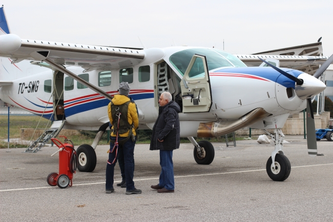 Karda mahsur kalan hayvanlara havadan yiyecek atıldı