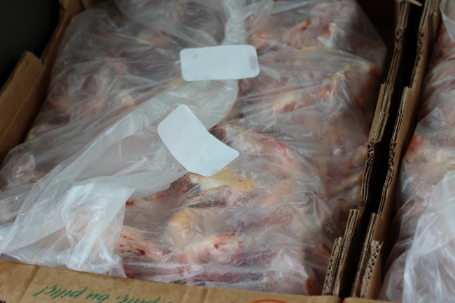 Karda mahsur kalan hayvanlara havadan yiyecek atıldı