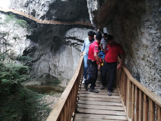 Kanyonda ayağı kırılan kadının yardımına JAK timleri yetişti