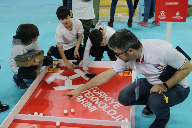 Özel yetenekli çocuklar geleceğin teknolojisini DENEYAP Teknoloji Atölyeleri'nde öğreniyor