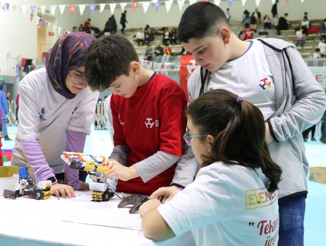 Özel yetenekli çocuklar geleceğin teknolojisini DENEYAP Teknoloji Atölyeleri'nde öğreniyor