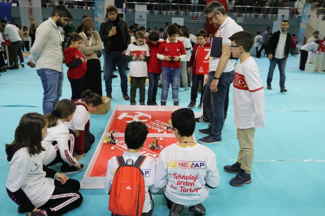 Özel yetenekli çocuklar geleceğin teknolojisini DENEYAP Teknoloji Atölyeleri'nde öğreniyor