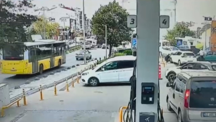 İETT otobüsünden kopan parça istasyondakilerin üzerine böyle savruldu