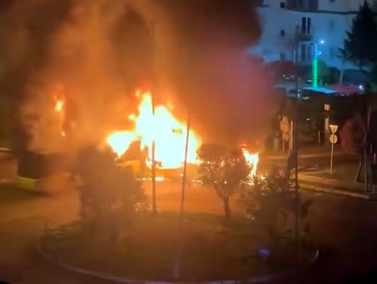 Avcılar'da park halindeki İETT yandı