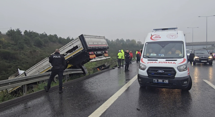 Tırın şarampole yuvarlandığı anlar kamerada