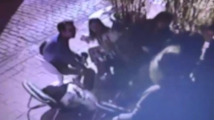 Beyoğlu'nda kahve içen genç mühendis yoğun bakıma alındı