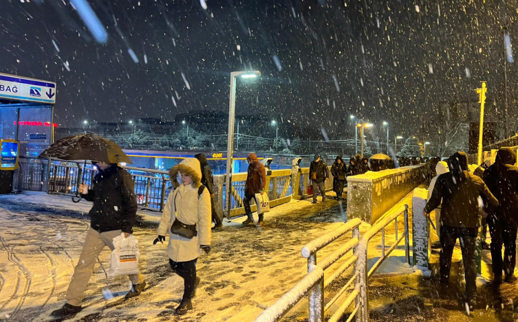 İstanbul'da kar yağışı etkisini artırdı