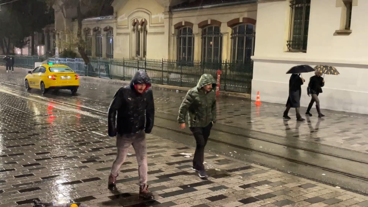 İstanbul'u sağanak vurdu: Rögarlar taştı, araçlar mahsur kaldı