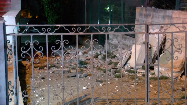 Kadıköy'de balkon çöktü, bina tahliye edildi