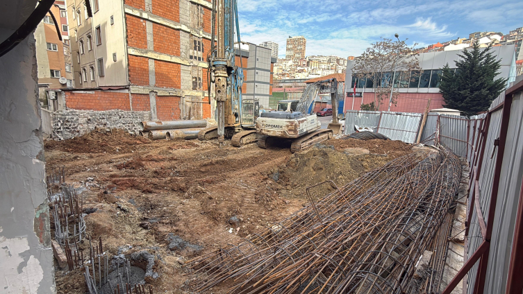 İstanbul'da inşaat alanındaki binada çatlaklar oluştu, daire sakinleri evlerini boşattı