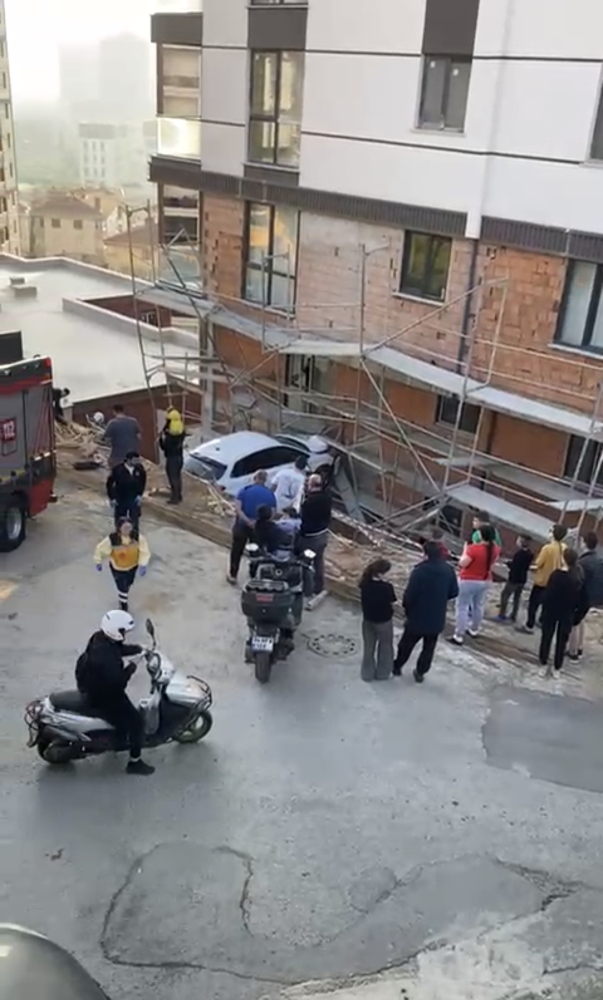 Kontrolden çıkan otomobil inşaat ile duvar arasında sıkıştı