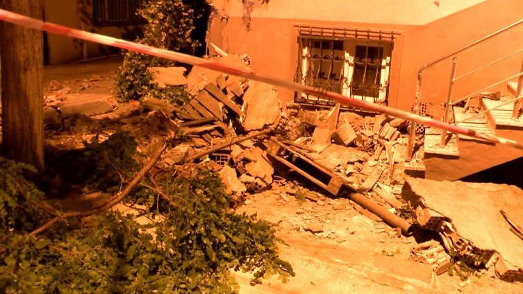 Geri kayan kamyonet, 2 araca ve binaya çarptı