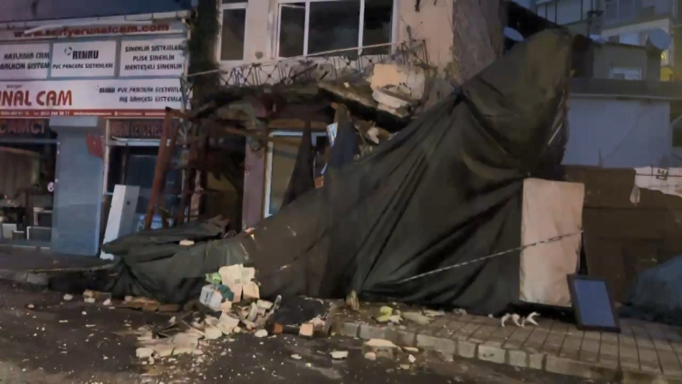 Sarıyer’de metruk binanın balkonu çöktü