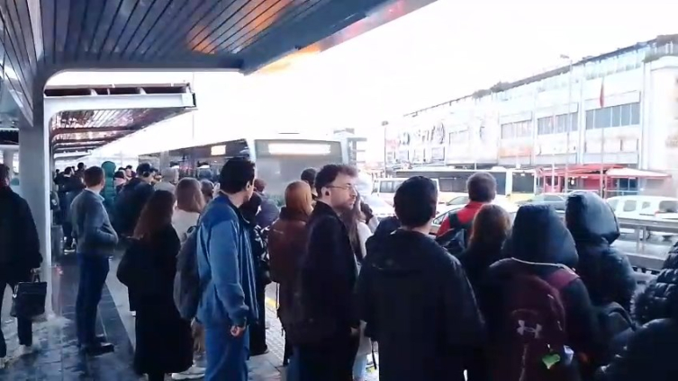 Avcılar'da metrobüs arızalandı: Duraklarda yoğunluk oluştu