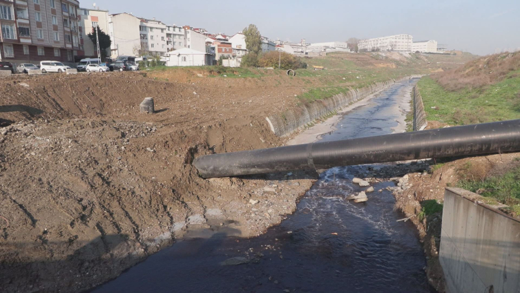 Haramidere'nin rengi kırmızıya döndü: Kötü koku mahalleyi sardı