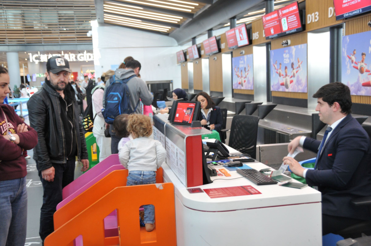 Havalimanlarında tatil yoğunluğu başladı