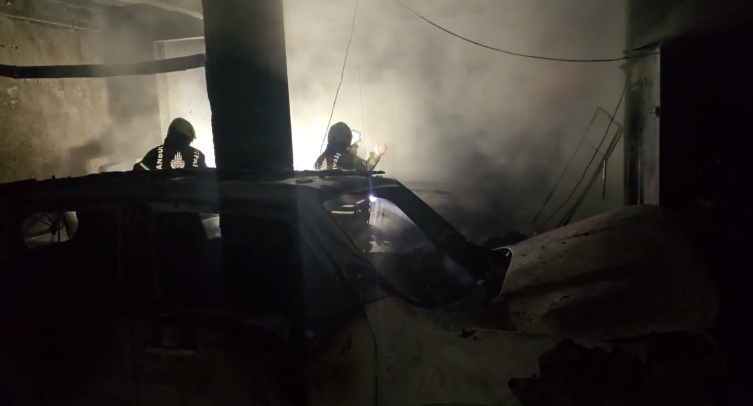 İstanbul’da kaporta boya dükkanında yangın: 4 araç küle döndü