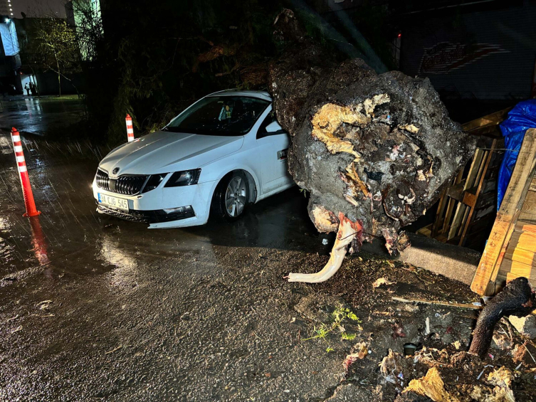 İzmir'i sağanak vurdu: Caddeler göle döndü