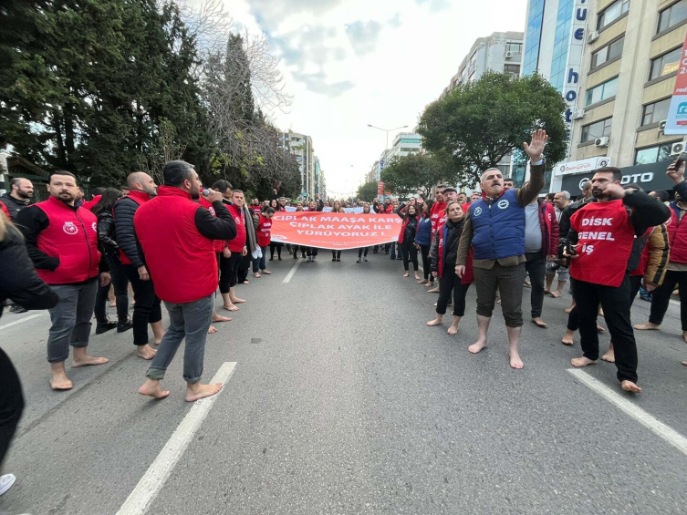 İzmir Büyükşehir Belediyesi işçilerinden çıplak ayaklı eylem
