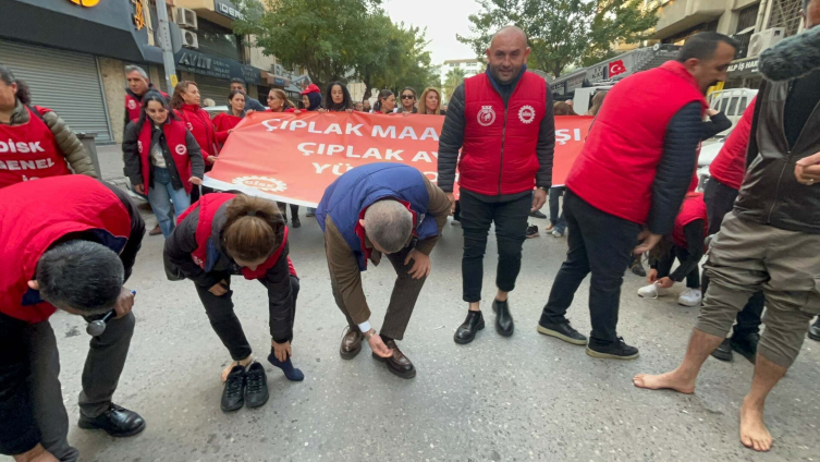 İzmir Büyükşehir Belediyesi işçilerinden çıplak ayaklı eylem