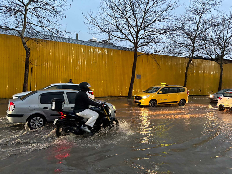 İzmir'i sağanak vurdu: Caddeler göle döndü