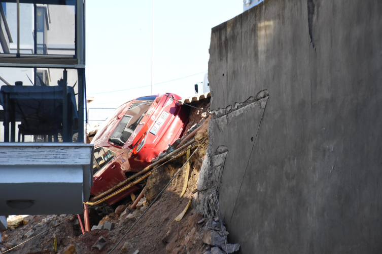 İzmir'de istinat duvarı çöktü: 2 bina ve 6 araç hasar gördü