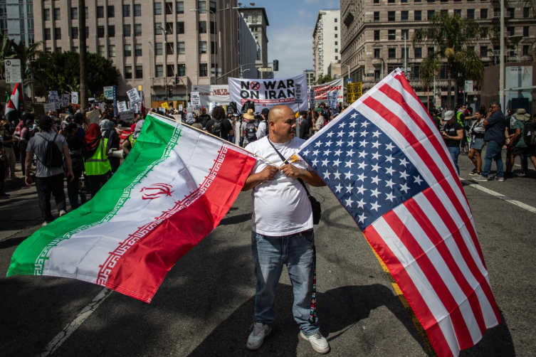 ABD'de İran'daki savaşa karşı çıkan protestolarda binlerce kişi toplanıyor. Trump'a güven oranları da eş zamanlı olarak düşüyor.