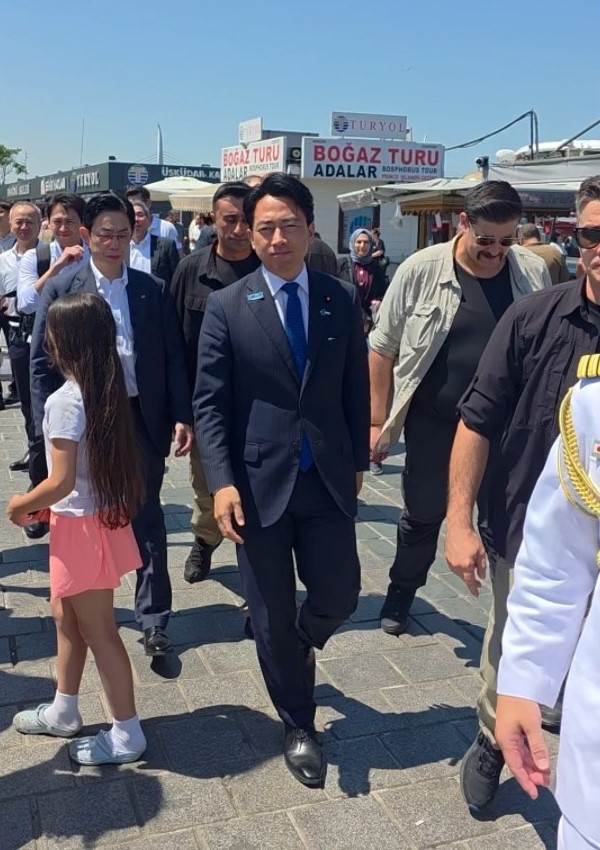 Japonya Savunma Bakanı Koizumi Eminönü'nde balık ekmek yedi