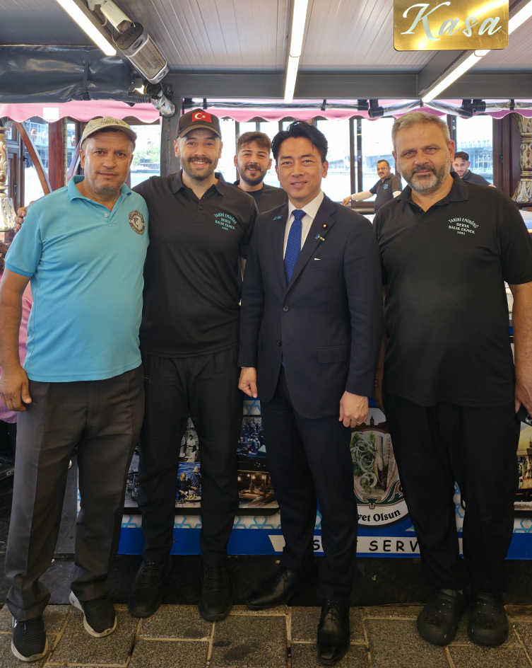 Japonya Savunma Bakanı Koizumi Eminönü'nde balık ekmek yedi