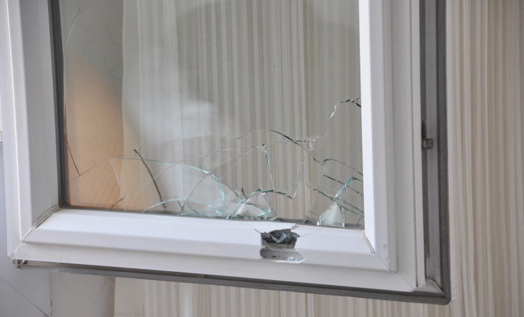 Kahvaltı yaptıkları odanın penceresine domuz kurşunu isabet etti