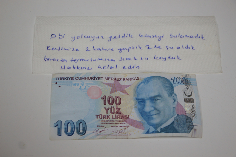 Tokat'ta kahve içtikleri dükkana helallik notu ve 100 lira bıraktılar